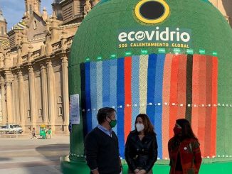 Borja Martiarena, director de marketing de Ecovidrio, Natalia Chueca, consejera de Servicios Públicos y Movilidad del Ayuntamiento de Zaragoza